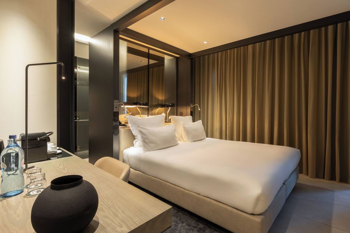 Deluxe Premium Room | 迷你吧、客房內保險箱、書桌、遮光布/窗簾