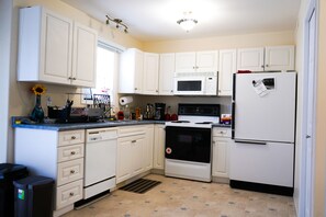 經濟單人房, 1 間臥室 | 私人廚房 | 大型冰箱、微波爐、烤箱、洗碗機