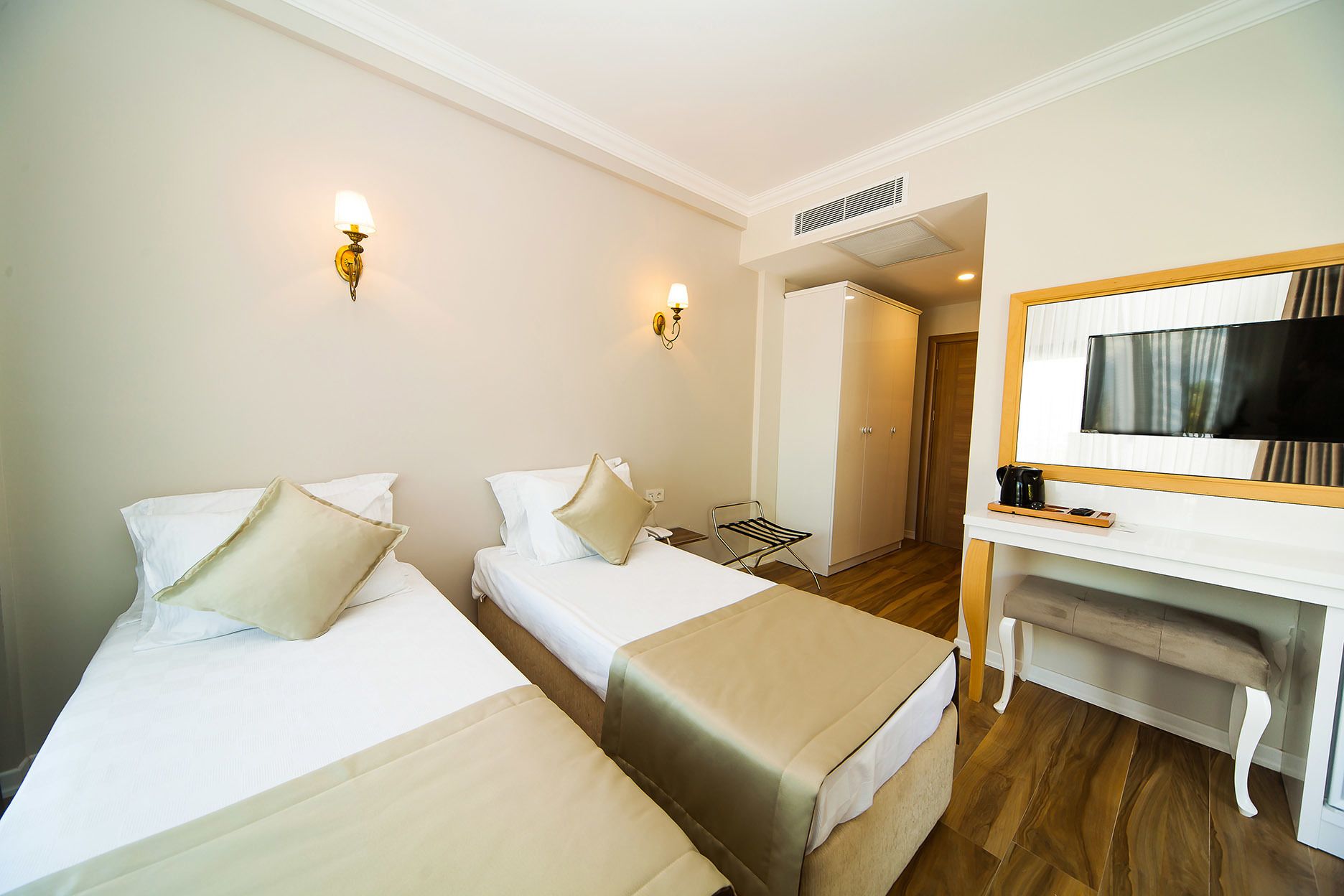 family room, connecting rooms | 1 bedroom, minibar, in-room safe, desk