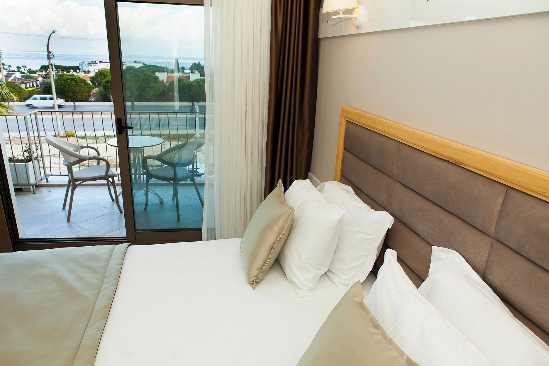 deluxe double room, sea view | 1 bedroom, minibar, in-room safe, desk