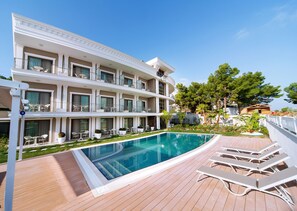 Seasonal outdoor pool, pool umbrellas, sun loungers - As Hotel Cesme (Cesme)
