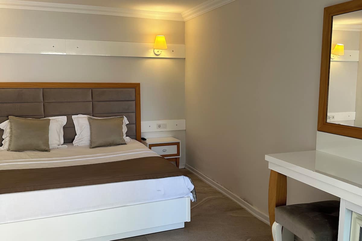 Habitación doble Deluxe, vista al jardín | 1 habitación, minibar, caja de seguridad en la habitación y escritorio