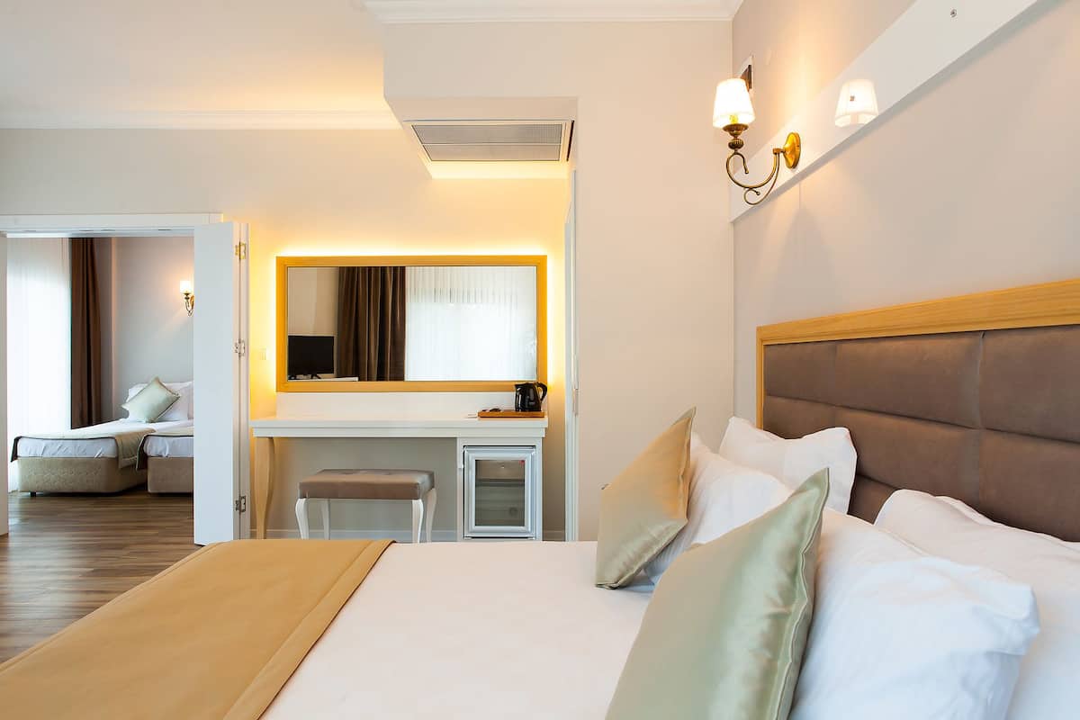 Familiekamer, kamers met tussendeur | Een minibar, een kluis op de kamer, een bureau, gratis wifi