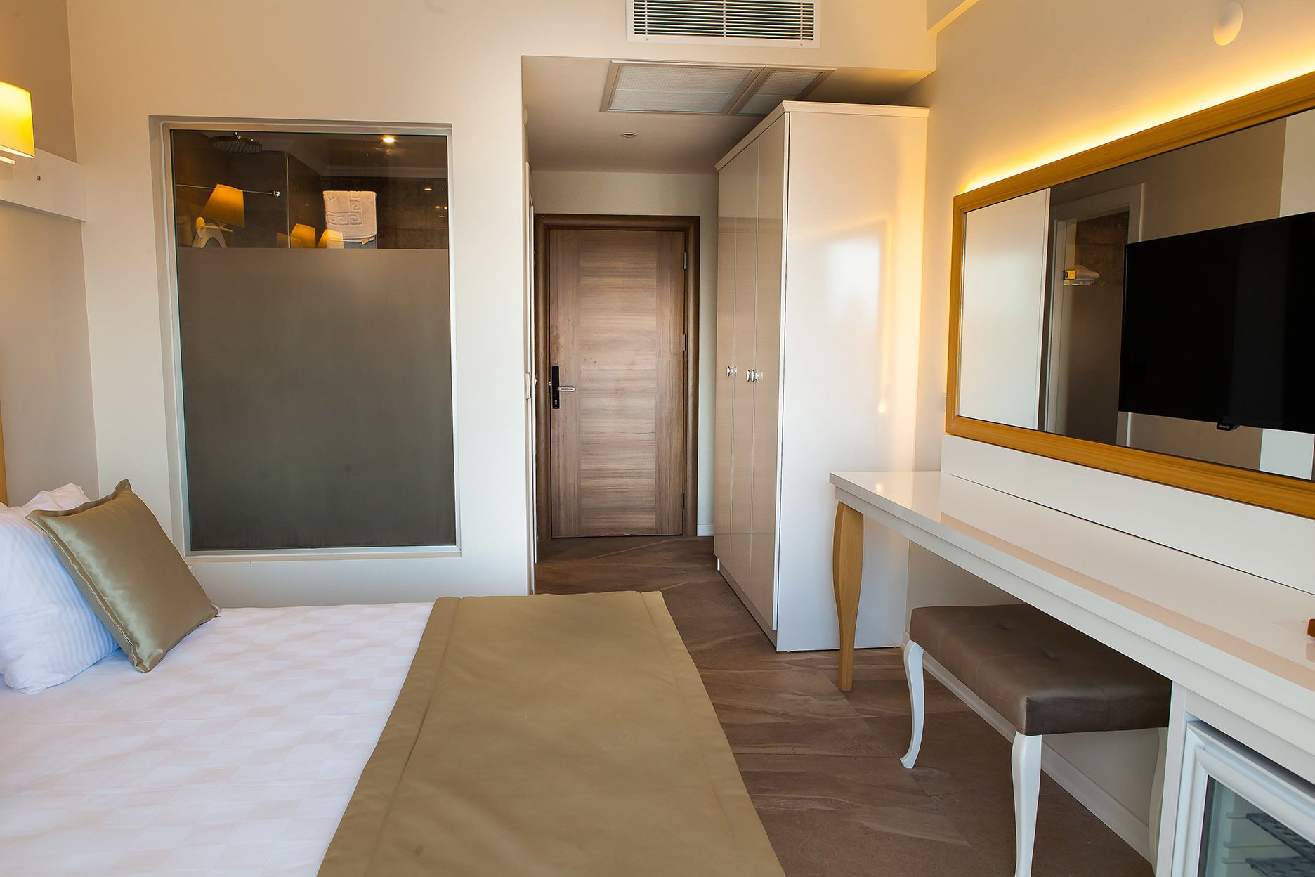 deluxe double room, sea view | 1 bedroom, minibar, in-room safe, desk