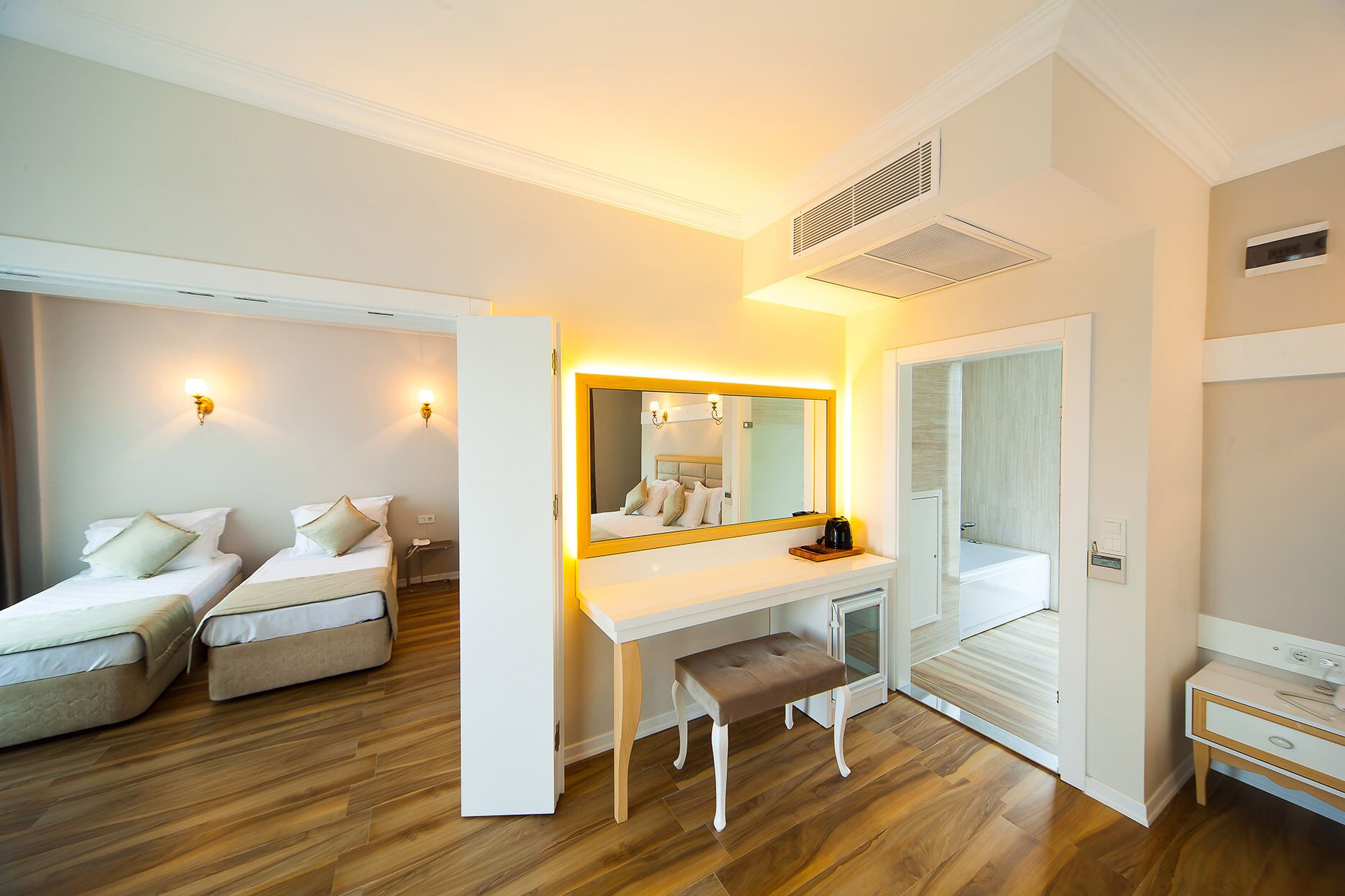 family room, connecting rooms | 1 bedroom, minibar, in-room safe, desk