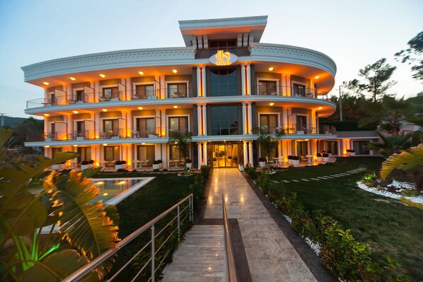 住宿正面 - 傍晚/夜晚