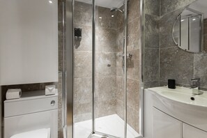 Apartment, 2 Bedrooms, Non Smoking | Bathroom | Free toiletries, hair dryer, towels