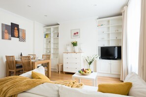 Apartment, 2 Schlafzimmer, Nichtraucher | Wohnbereich | Flachbildfernseher, Netflix
