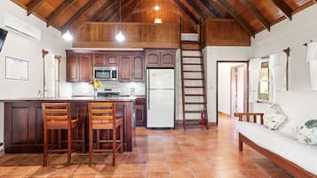 Bungalow, pemandangan kebun | Makan di kamar