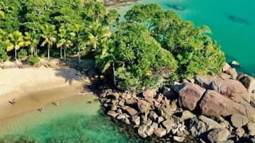 Una spiaggia nelle vicinanze