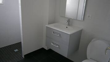Double Room | Bathroom shower