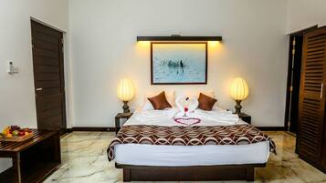 Bar mini, peti besi dalam bilik, meja, seterika/papan seterika