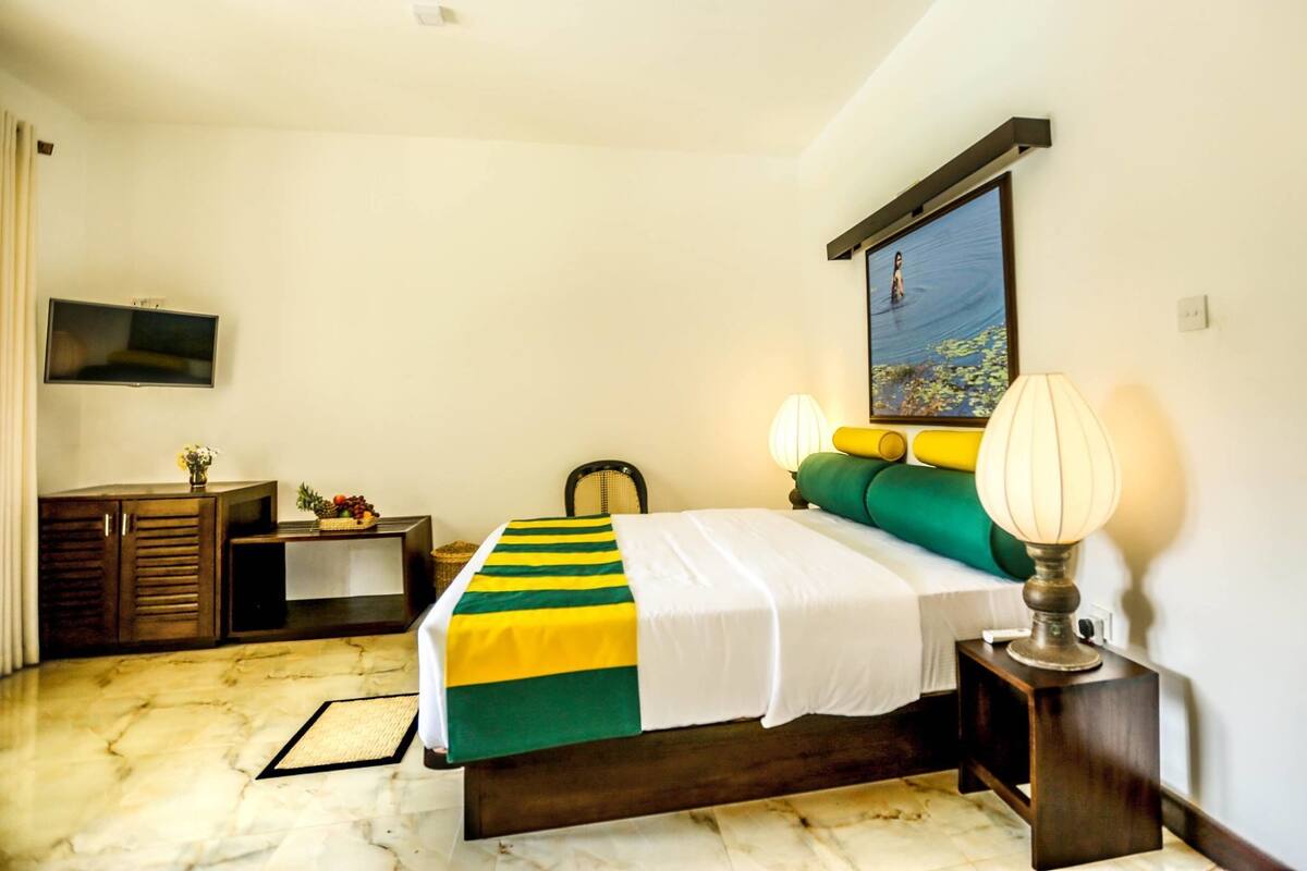 Lake View Deluxe Room | Minibar, in-room safe, desk, iron/ironing board