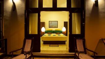 Minibar, coffres-forts dans les chambres, bureau