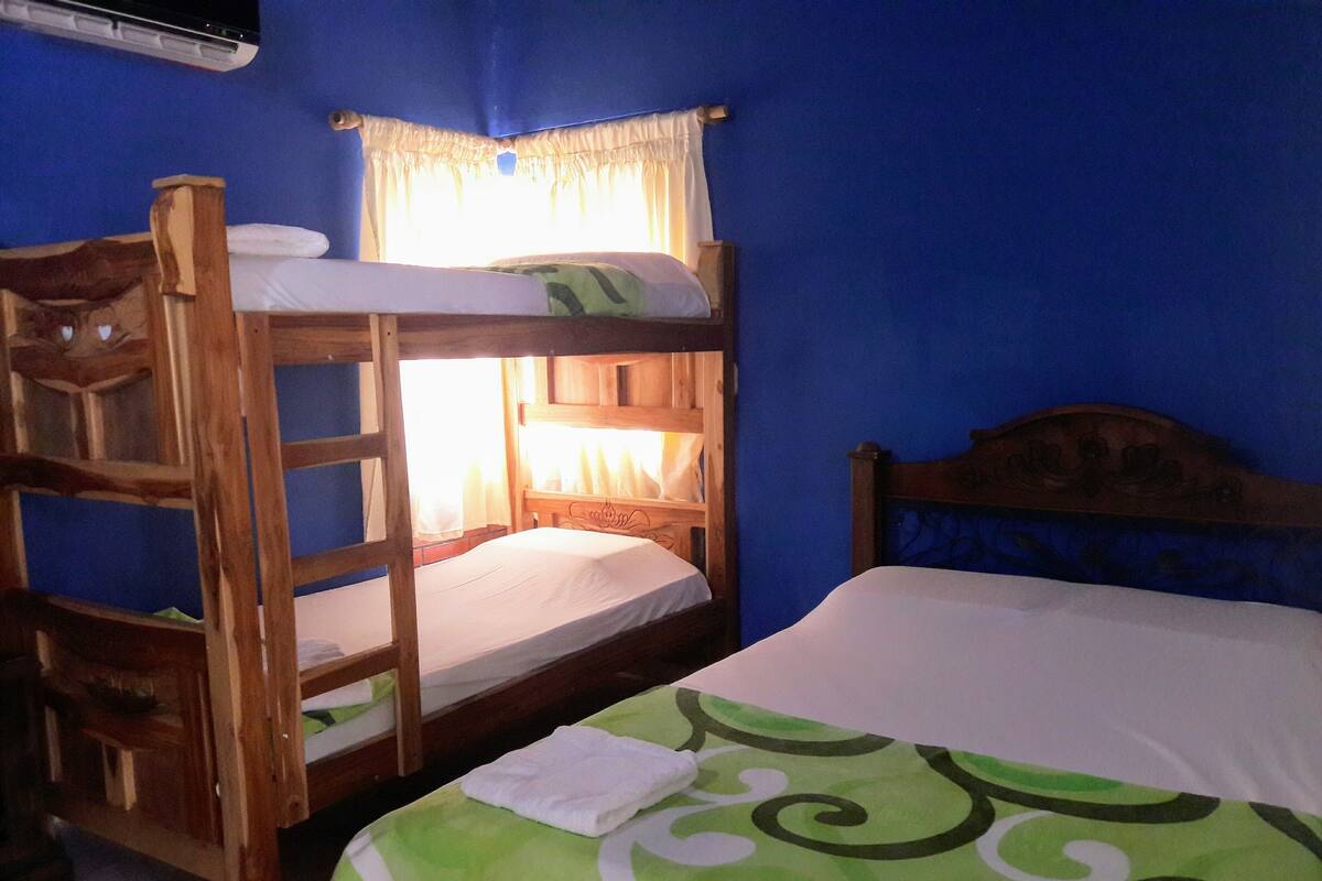 Habitación cuádruple estándar | Wifi gratis y ropa de cama