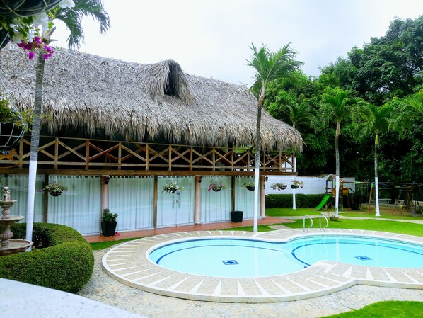 Una piscina al aire libre