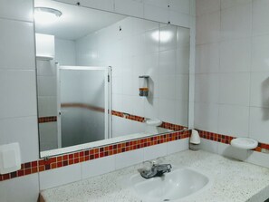 Habitación familiar, varias camas | Baño | Ducha y toallas