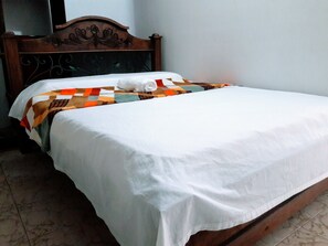 Habitación estándar, varias camas | Wifi gratis y ropa de cama