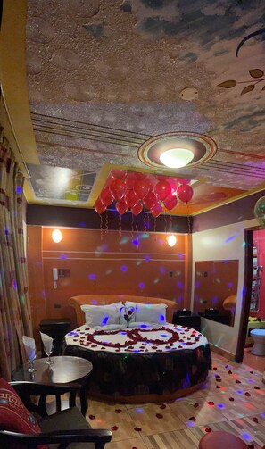 Romantic Double Room, 1 King Bed, Hot Tub | Living area | Flat-screen TV - Hostal Manantial (Lima)