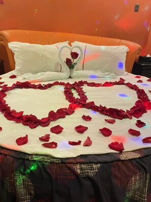 Romantic Double Room, 1 King Bed, Hot Tub | Living area | Flat-screen TV - Hostal Manantial (Lima)