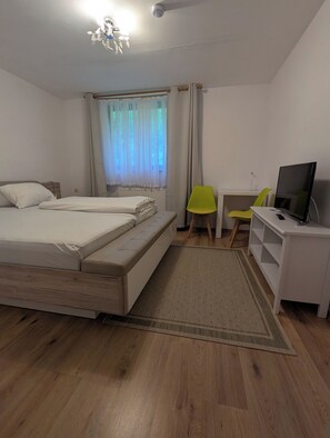 1 bedroom, desk, laptop workspace, blackout curtains - Pension Hofer (Bad Berneck im Fichtelgebirge)