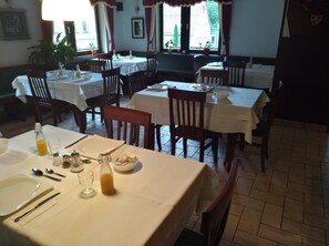 Daily buffet breakfast (EUR 9 per person) - Pension Hofer (Bad Berneck im Fichtelgebirge)