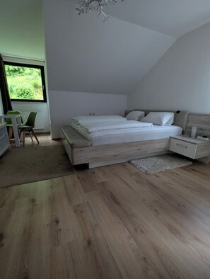 1 dormitorio, escritorio, espacio para trabajar con un portátil