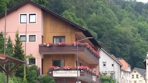 Un edificio de dos plantas con un cartel que dice 'Pension Hotel'.
