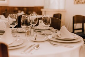 Breakfast, lunch and dinner served - Hotel Leon (León)