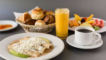 Desayuno completo (MXN 180 por persona)