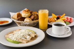 Se ofrece un desayuno completo todos los días (por un coste adicional)