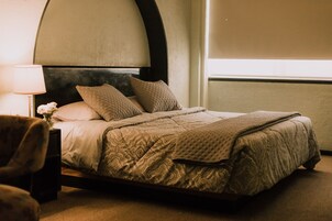 Habitación clásica, 1 cama de matrimonio grande | Caja fuerte, tabla de planchar con plancha, wifi gratis y ropa de cama