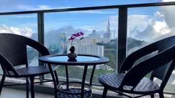 Premium Apartment, 1 Bedroom, Non Smoking, City View | Pemandangan balkoni