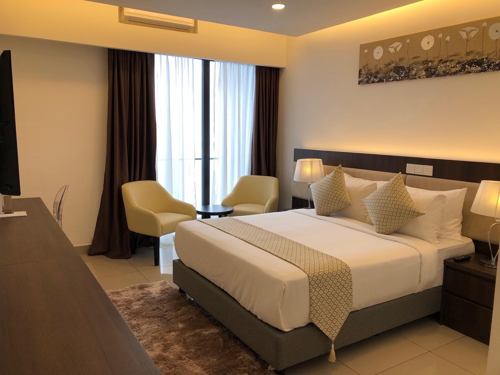 Premium Apartment, 1 Bedroom, Non Smoking, City View | 1 bilik tidur, peralatan tempat tidur premium, peti besi dalam bilik 