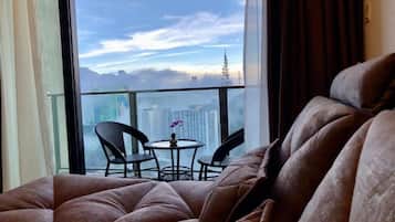 Premium Apartment, 1 Bedroom, Non Smoking, City View | Living room | Flat-screen TV