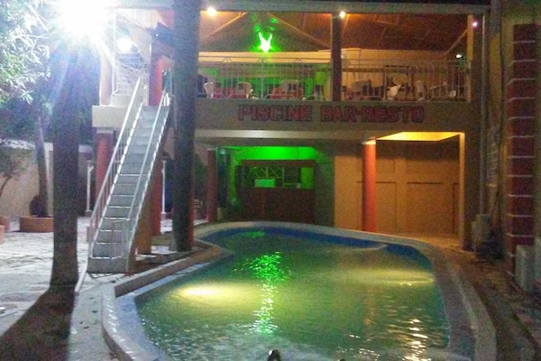 Bar junto a la piscina