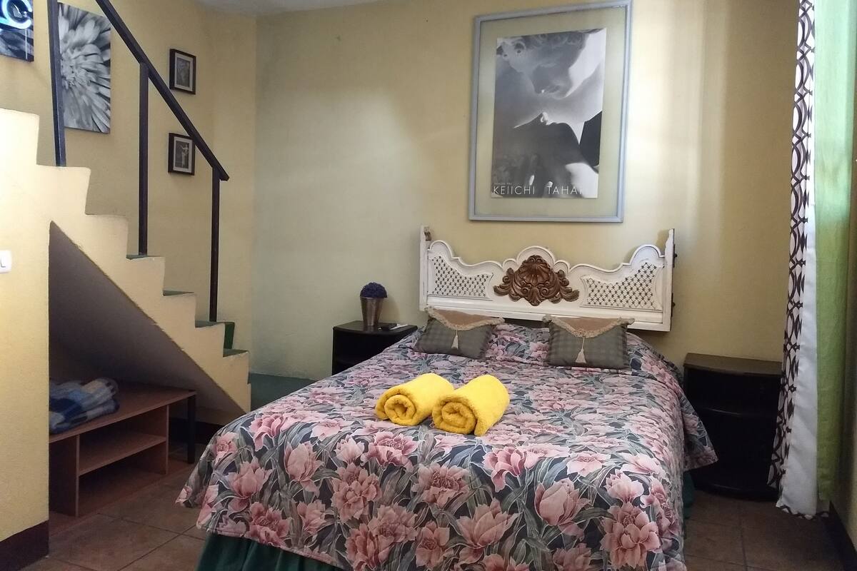Quarto solteiro, banheiro privativo | Cofres nos quartos, escrivaninha, ferros/tábuas de passar roupa