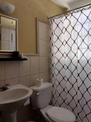 Quarto casal | Banheiro | Chuveiro, produtos de toalete grátis, toalhas de banho
