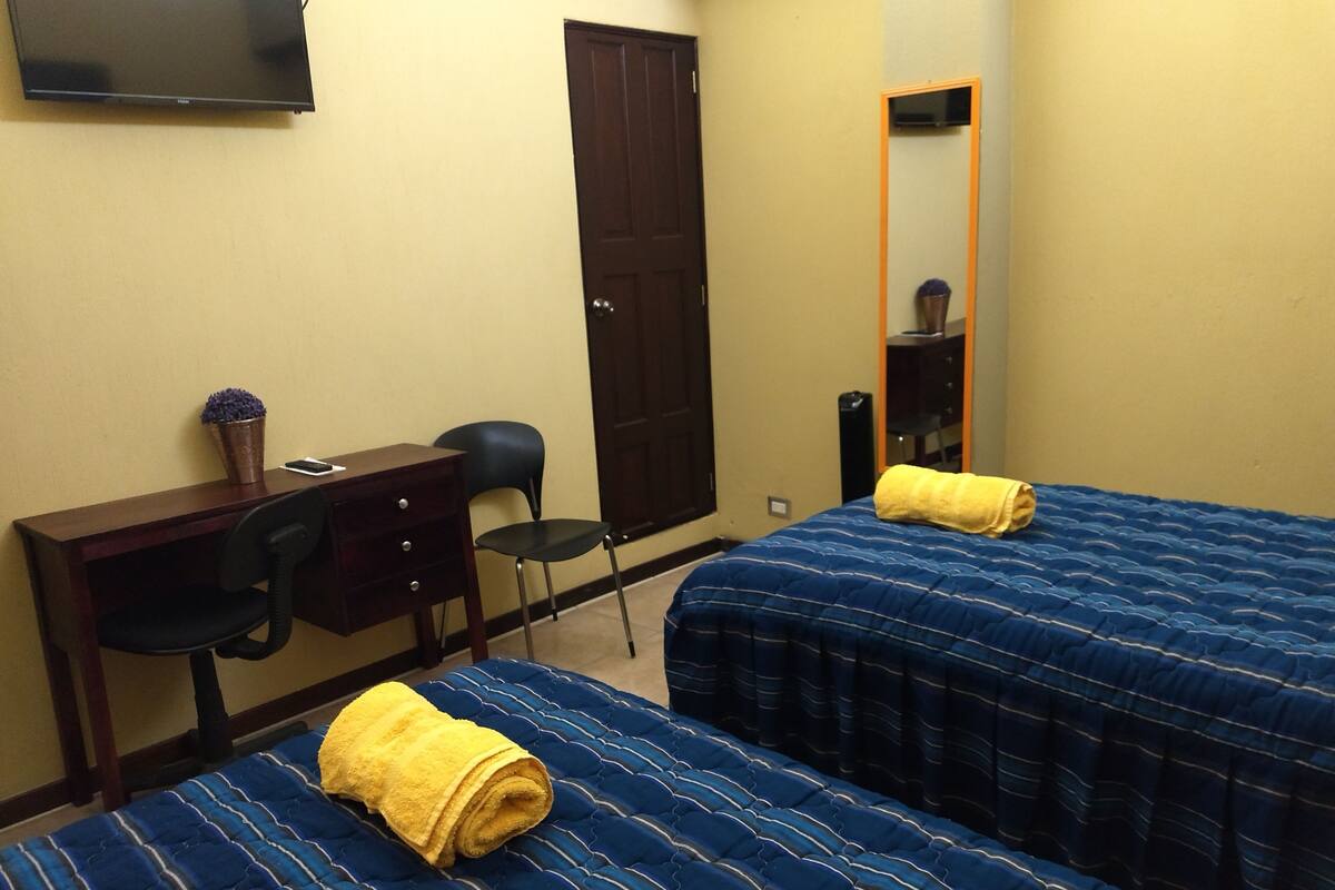 Quarto casal | Cofres nos quartos, escrivaninha, ferros/tábuas de passar roupa