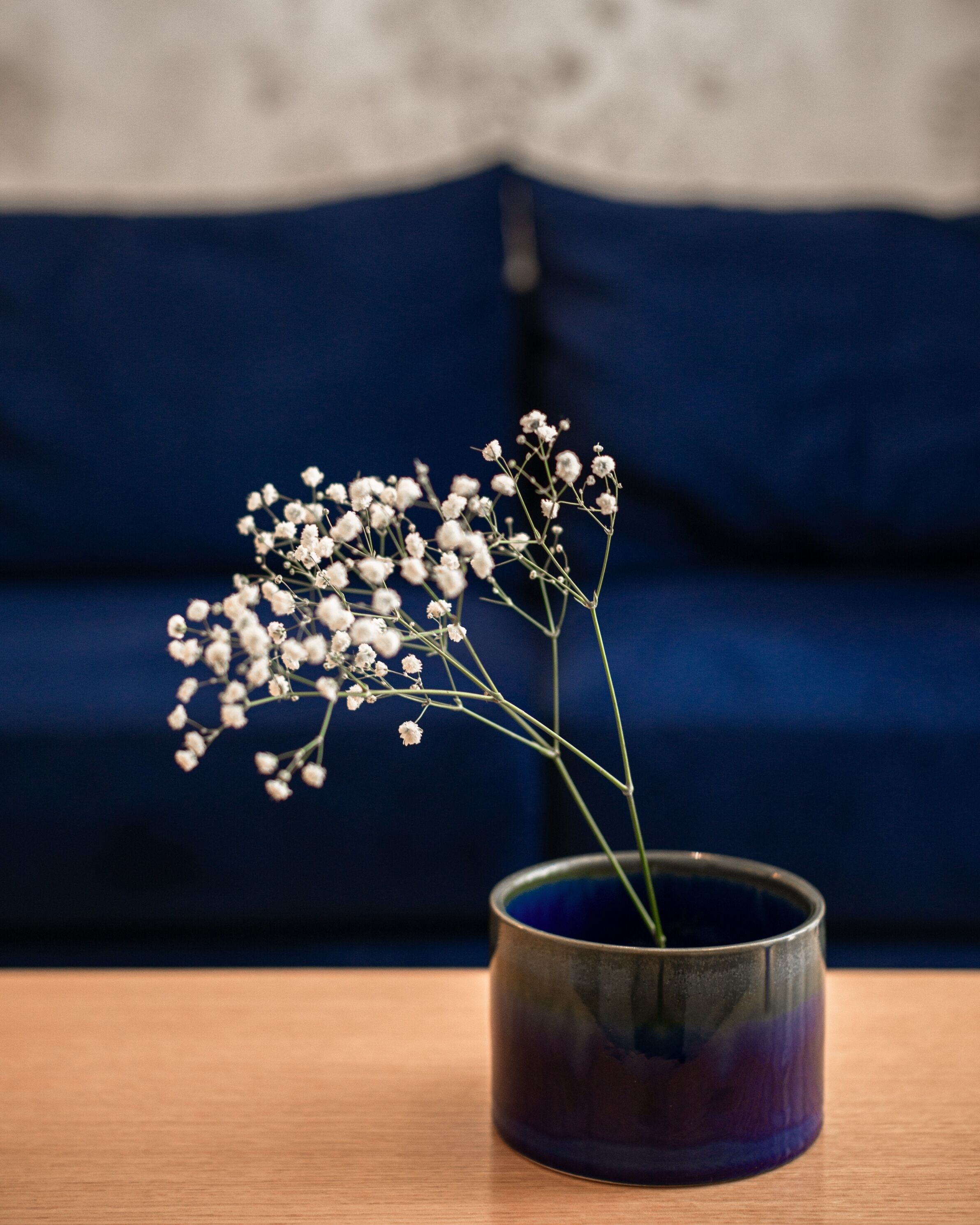 En vas med blommor på ett träbord.