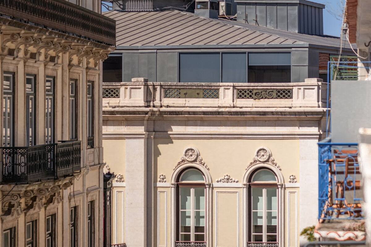 Un bâtiment historique doté d’un dôme imposant et de balcons richement décorés.
