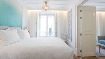 Deluxe Double Room | Bathroom | Shower, free toiletries, hair dryer, towels