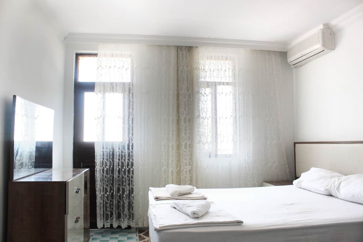 Ropa de cama de alta calidad, escritorio, wifi gratis y ropa de cama