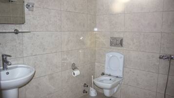 Pancuran mandi, pengering rambut, selipar, tuala disediakan