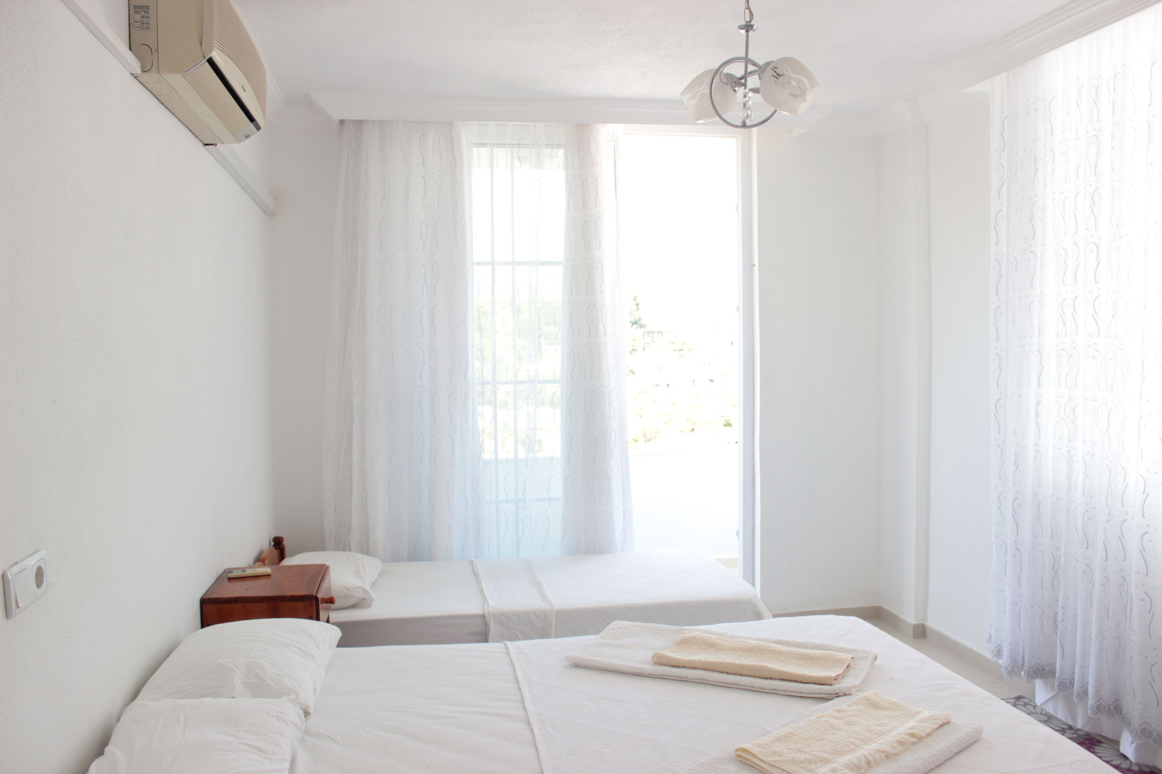 Ropa de cama de alta calidad, escritorio, wifi gratis y ropa de cama 