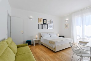 Minibar, desk, soundproofing, cots/infant beds - LuxAttico b&b (Lecce)