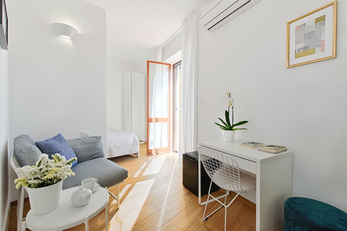 Habitación doble, Terraza, vista a la ciudad | Minibar, escritorio, insonorización y cunas