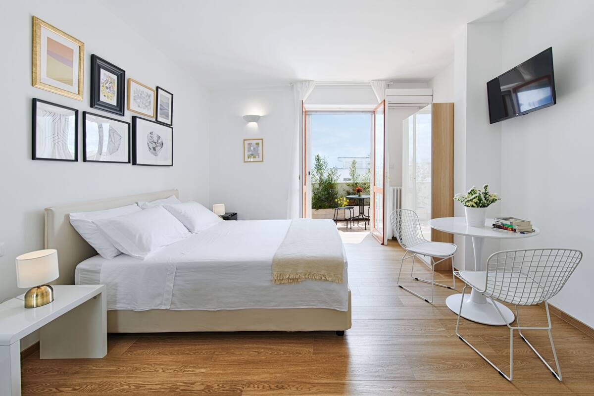 Habitación cuádruple, Terraza, vista a la ciudad | Minibar, escritorio, insonorización y cunas