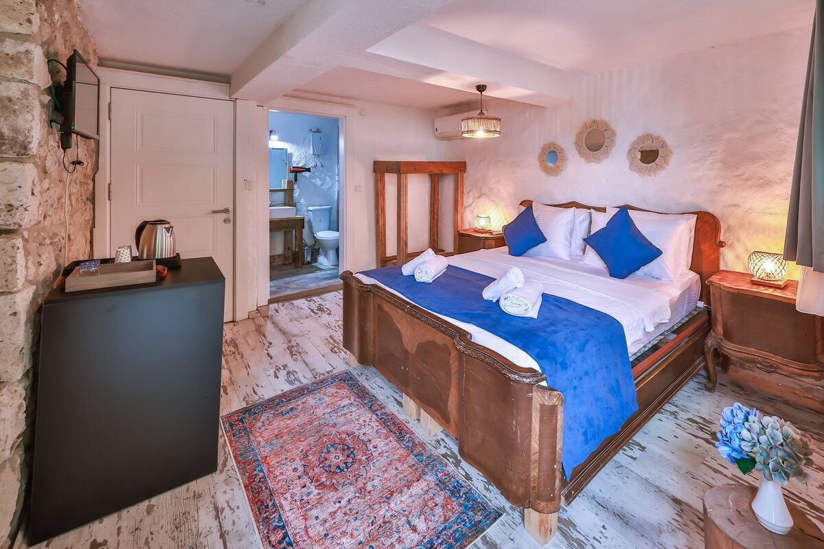 Traditional Tek Büyük Yataklı Oda, 1 Yatak Odası, Sigara İçilmez, Balkon | Minibar, ücretsiz kablosuz İnternet, çarşaf takımı