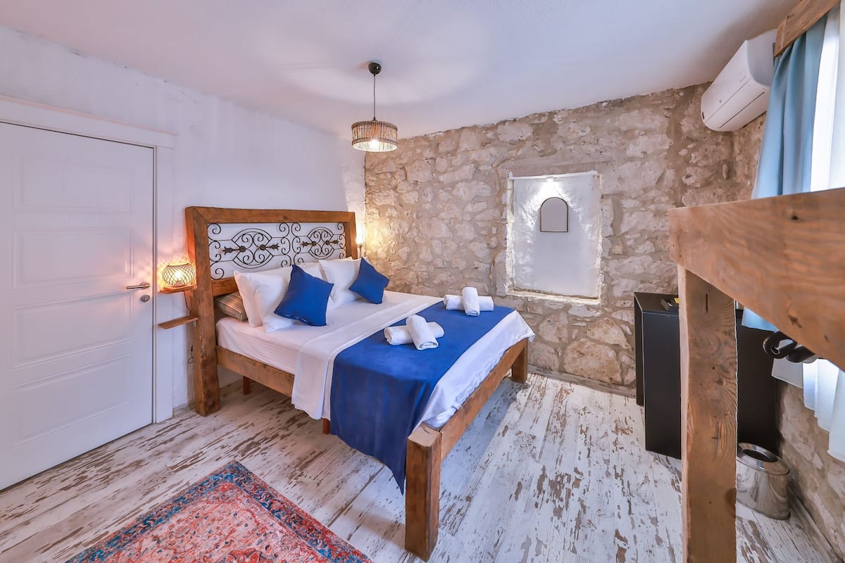 Traditional Double Room, 1 Queen Bed, Non Smoking | Minibar, free WiFi, bed sheets